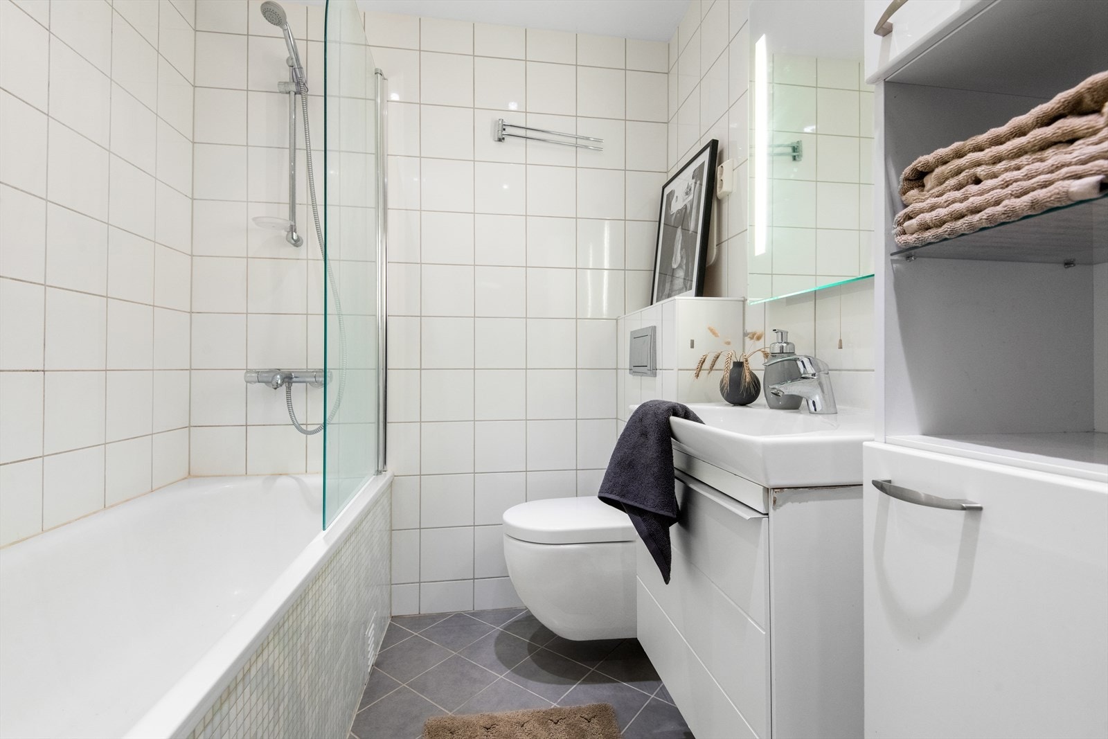 Pent flislagt baderom, pusset opp i 2012. Galleribilde