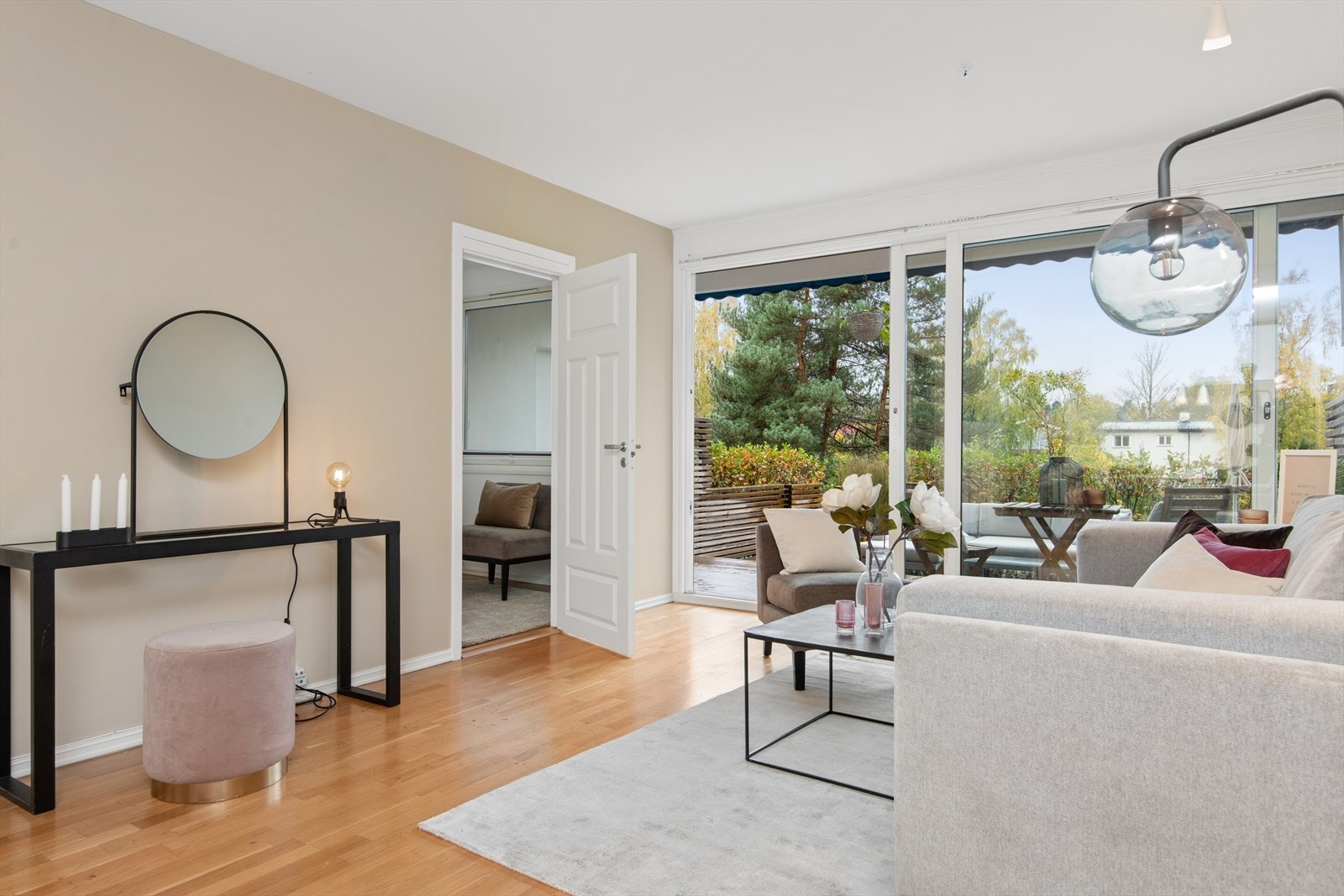 Store vindusflater gjør stuen lys og romslig. Galleribilde