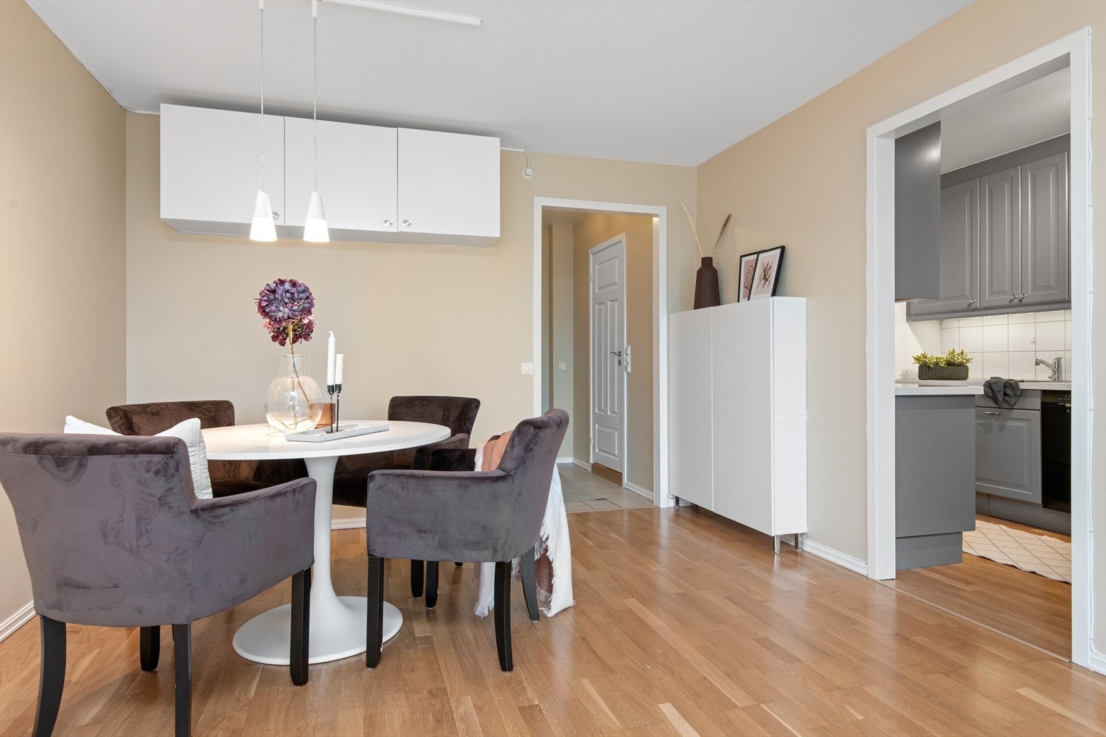 I stuen er det god plass til et hyggelig spisebord. Galleribilde