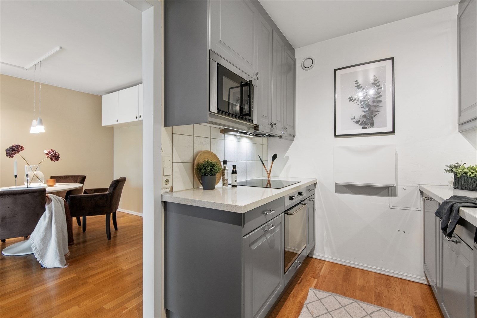 Pent kjøkken med grå profilerte fronter. Galleribilde