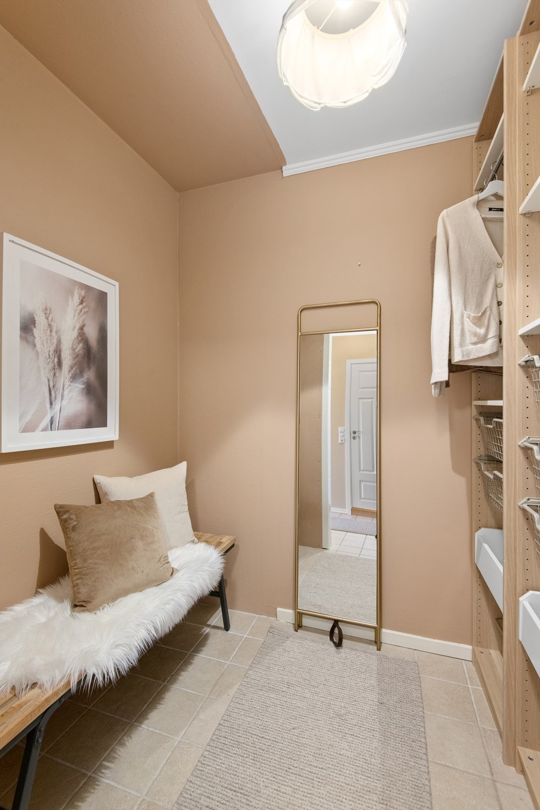 Meget praktisk walk-in-closet i entréen. Galleribilde