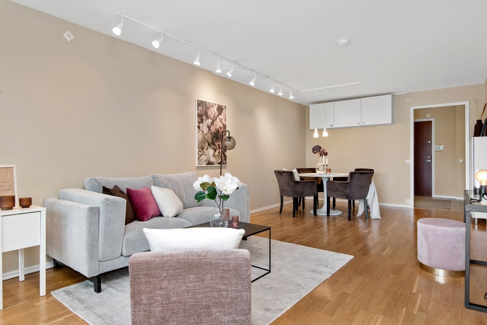 Stuen er malt i 2020 i tidsriktige farger. Galleribilde