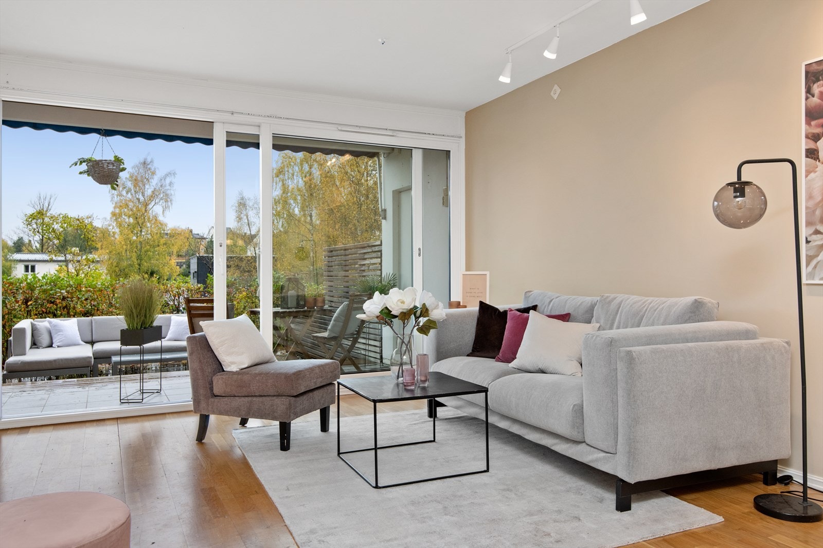 Fra stuen er det adkomst til en markterrasse på hele 33 m2. Galleribilde