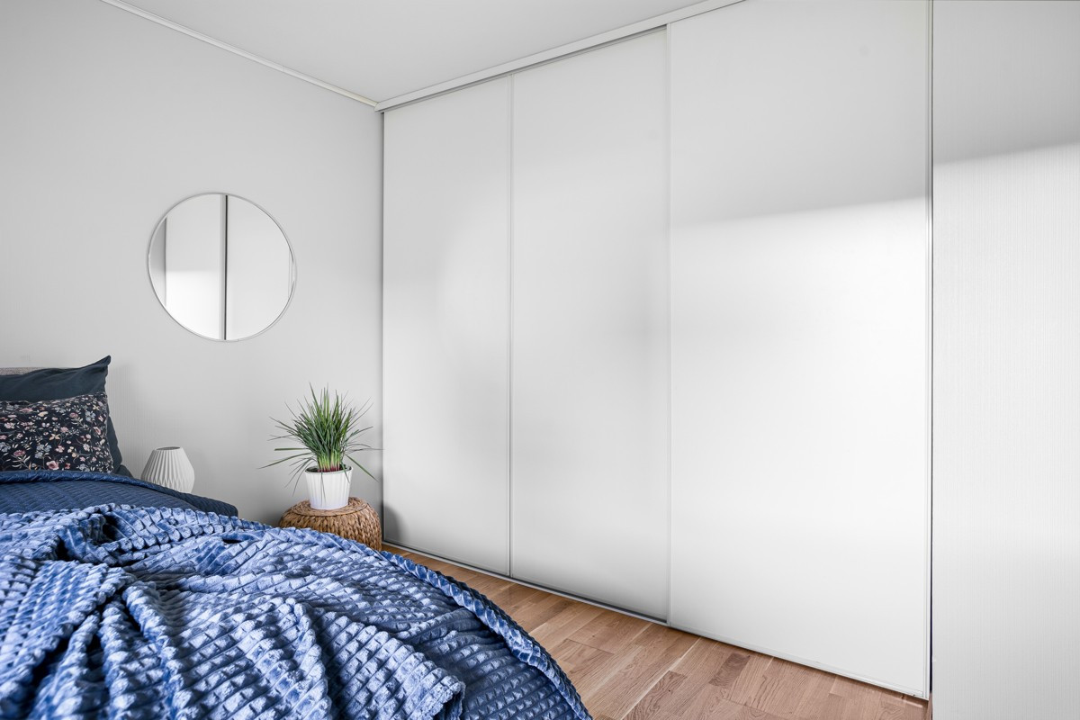 Det er en stor skyvedørsgarderobe på soverommet som gir deg god plass til oppbevaring