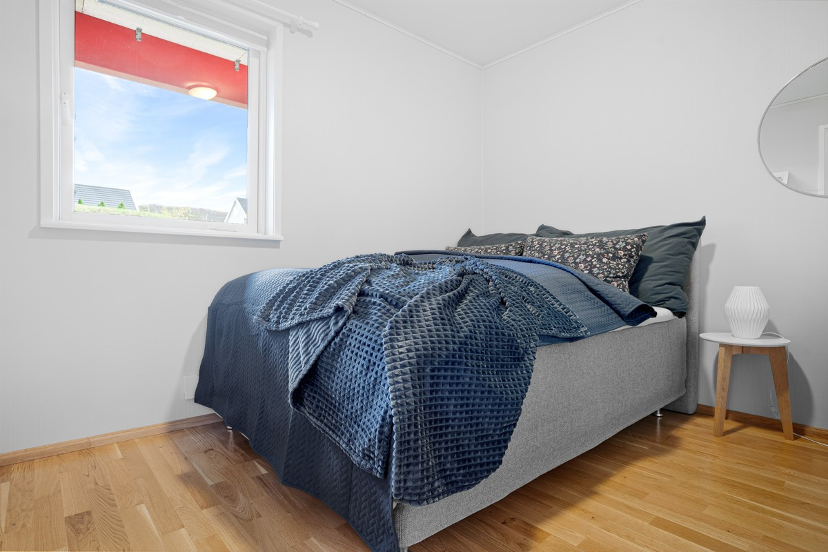 Soverommet har plass til stor seng og har et vindu som gir godt med naturlig lys inn på rommet