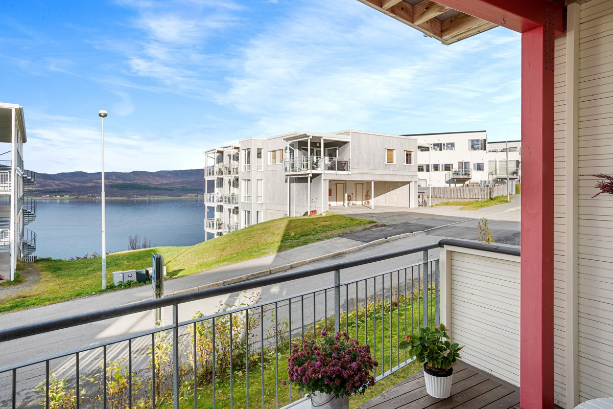 Koselig utsikt over til Kvaløya og sundet