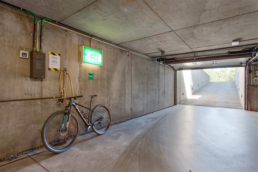 Innkjøring til garasje og bodanlegg med praktisk sykkelvask. Galleribilde