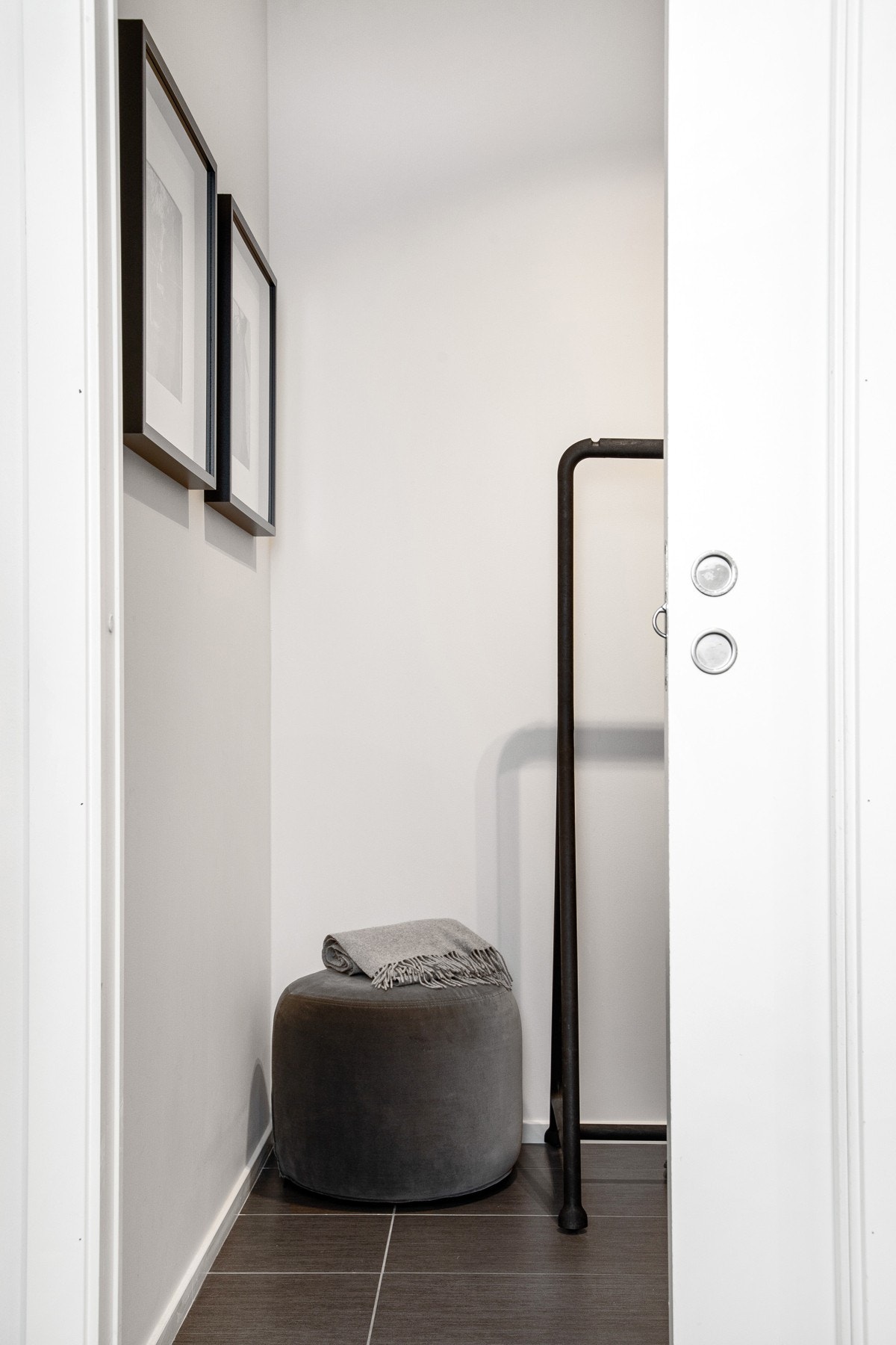 Her er det gode lagringsmuligheter i omkledningsrom Galleribilde