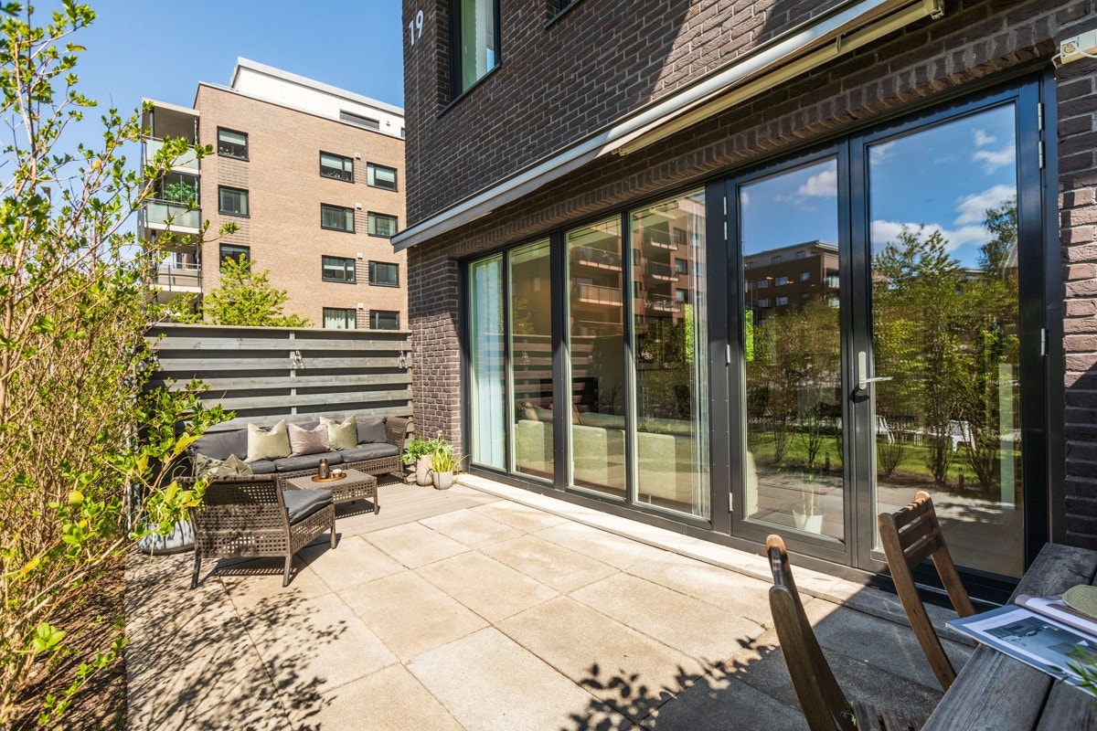 Hyggelig terrasse med god plass til sittegruppe og grill. Galleribilde