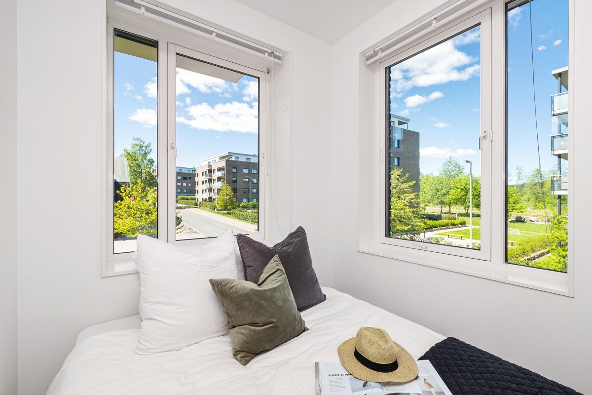 Dette rommet har rikelig med vindusflater da boligen er på enden i bygget. Galleribilde
