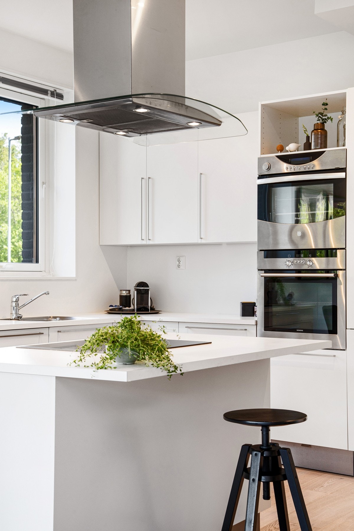 Hvitevarene på kjøkkenet er integrerte og medfølger. Galleribilde