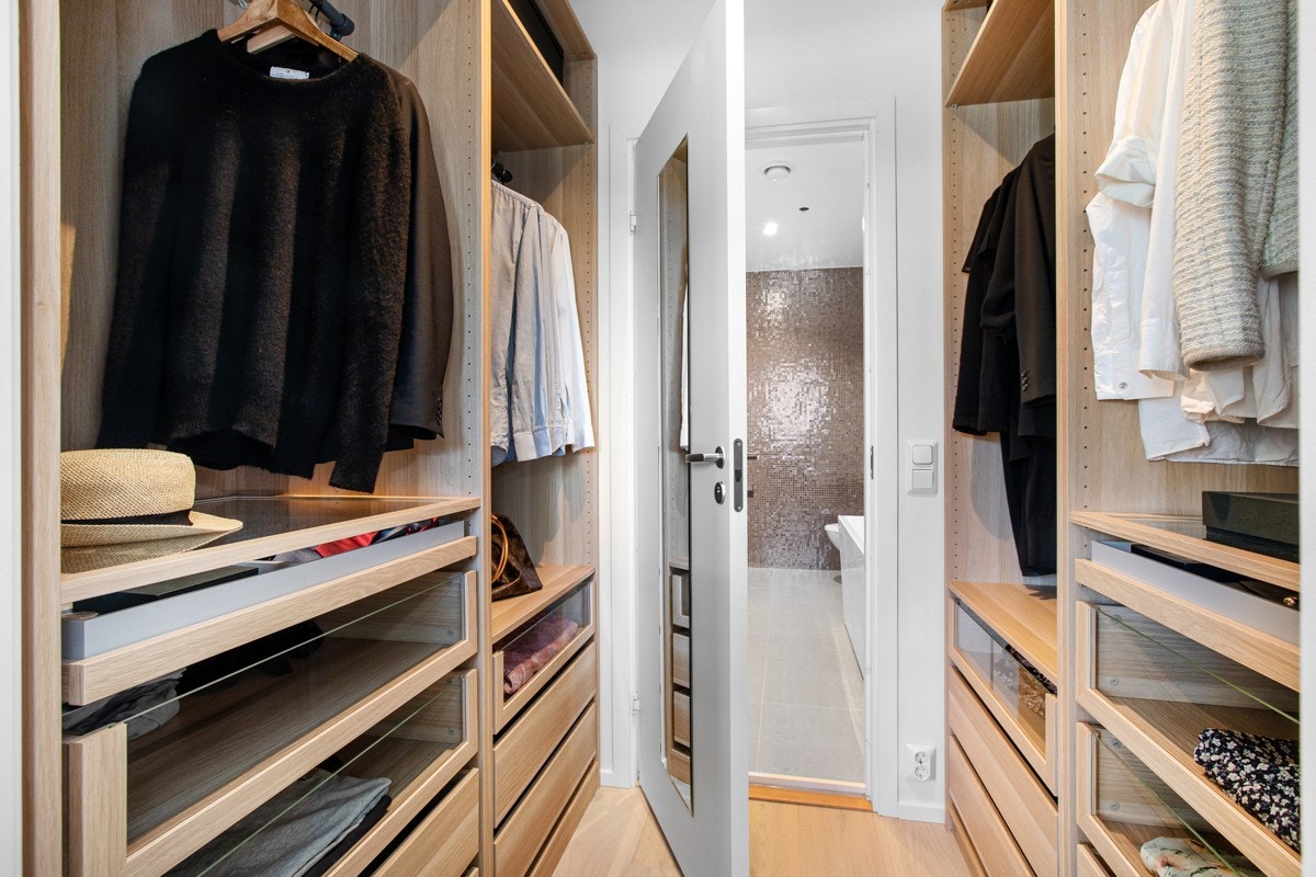 Praktisk omkledningsrom tilknyttet hovedbadet med direkte gjennomgang til hovedsoverom. Galleribilde