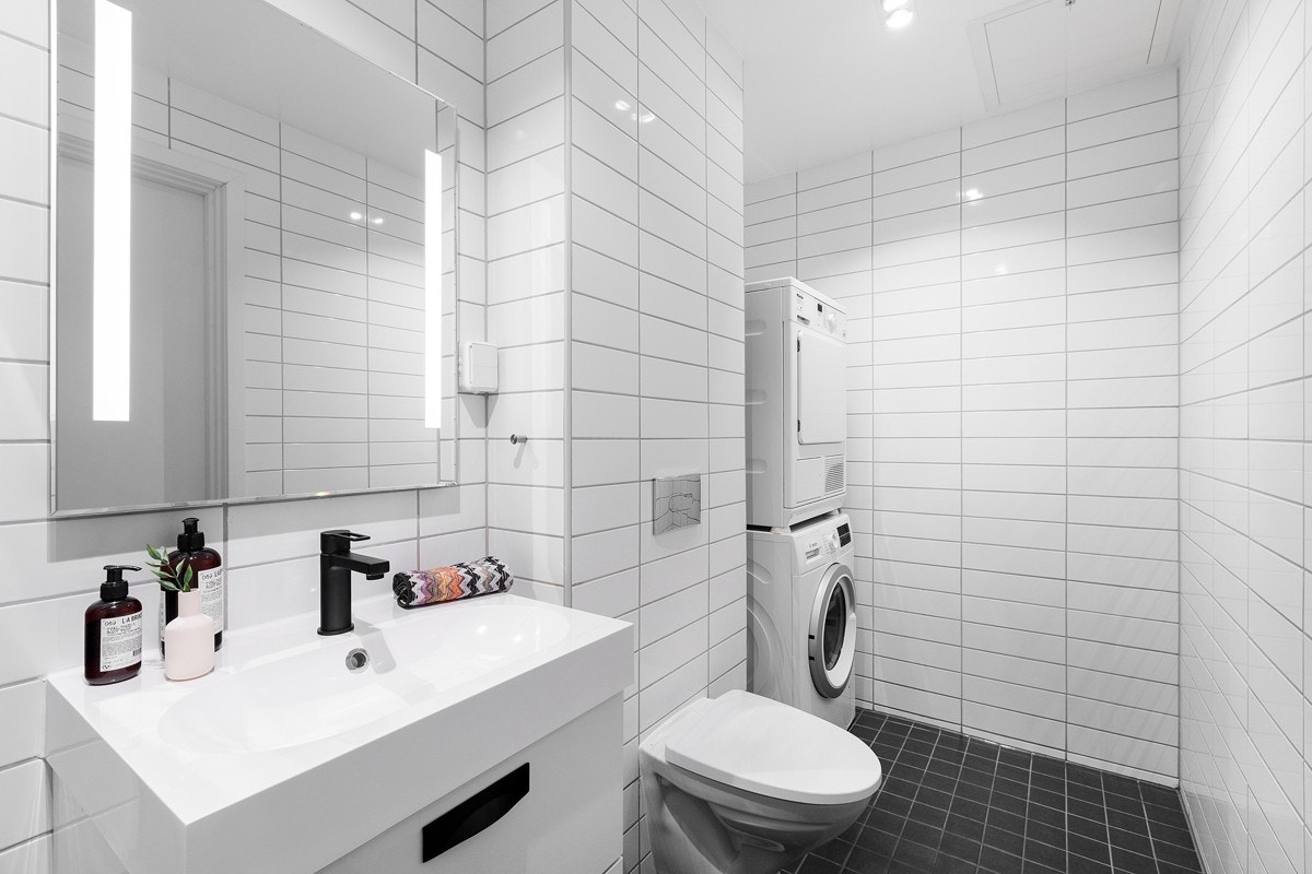Det er opplegg for vaskemaskin og plass til tørketrommel på bad. Galleribilde