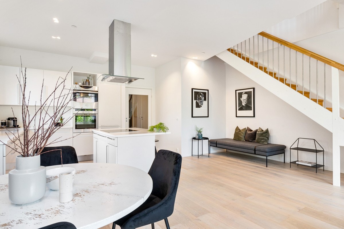 Planløsningen i boligen er romslig og lys.Takhøyden er generøs. Galleribilde