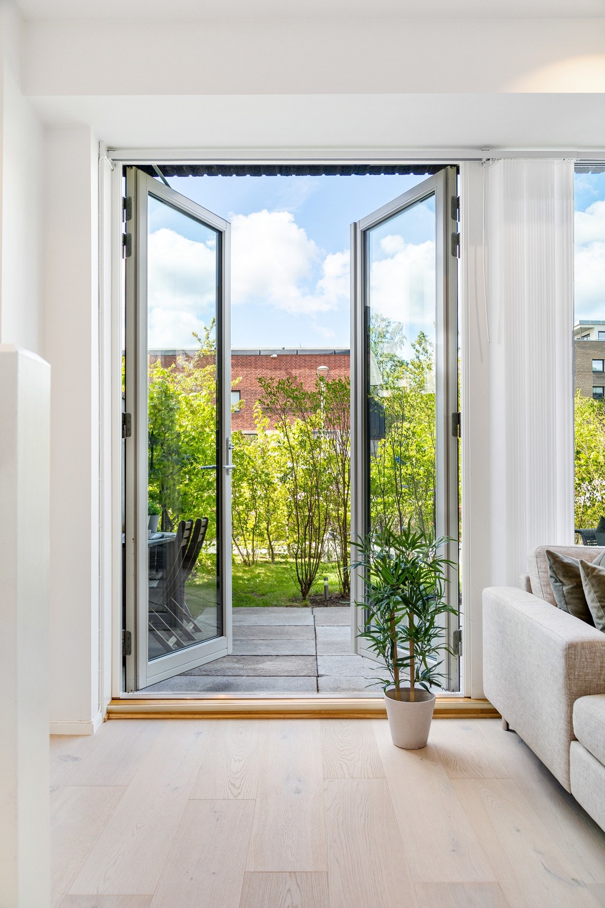 Utgang til hage fra 1.etasje. Galleribilde