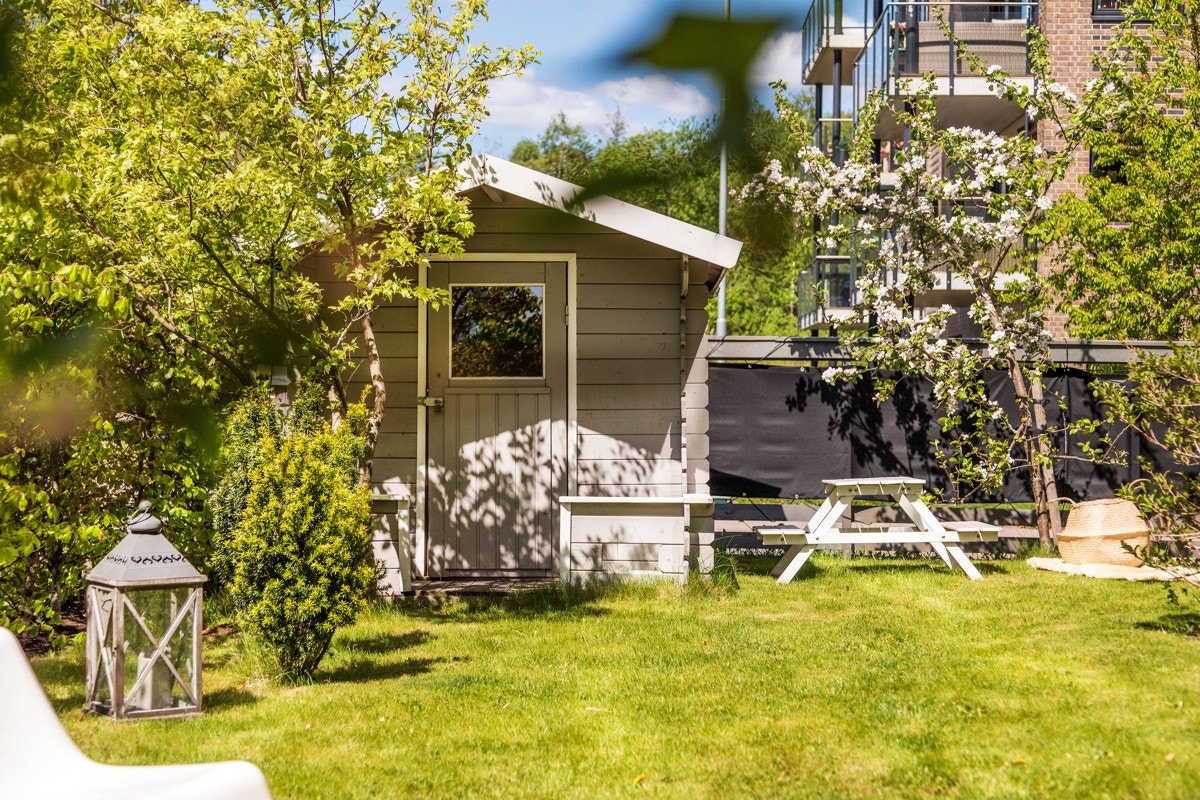 Hyggelig liten lekestue i hagen. Galleribilde