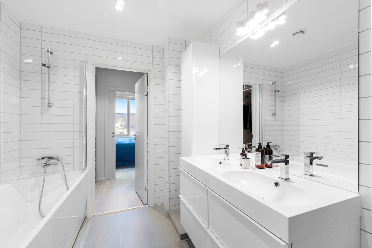 Praktisk dobbeltservant. Videre adkomst til omkledningsrom. Galleribilde