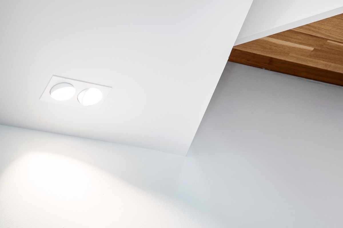 Fine detaljer er gjennomgående for boligen. Downlightsene i himling i oppgholdsrom er en av dem. Galleribilde
