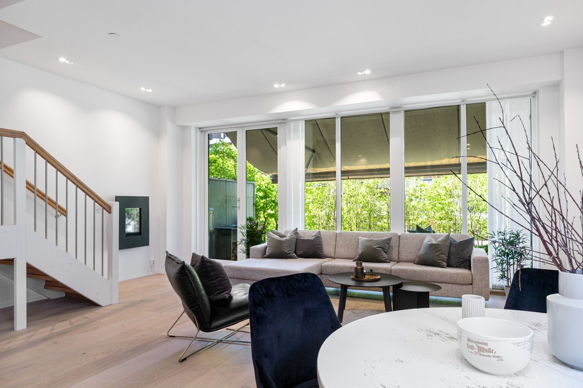 Det er store vindusflater som slipper rikelig med lys inn. På solrike dager kan man benytte seg av solskjerming. Galleribilde