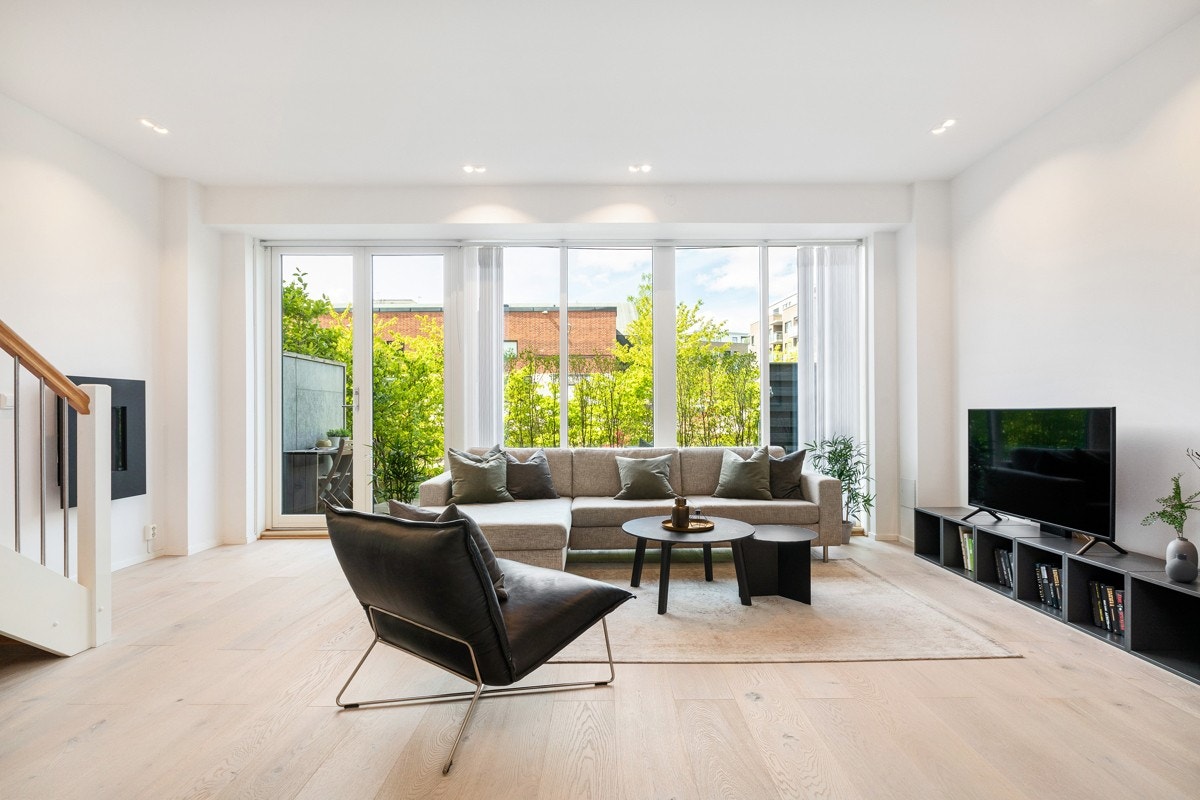 Det er god møbleringsmuligheter i stuen med plass til sofa, sofagruppe og Tv-bord, mm. Galleribilde