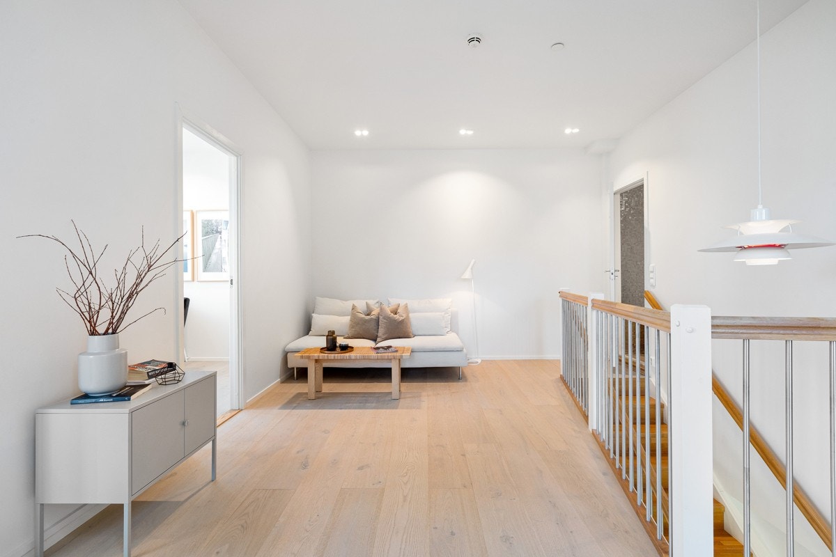 I 2.etasje har man et stort gjennomgangsrom med god plass til sofagruppe m.m Galleribilde