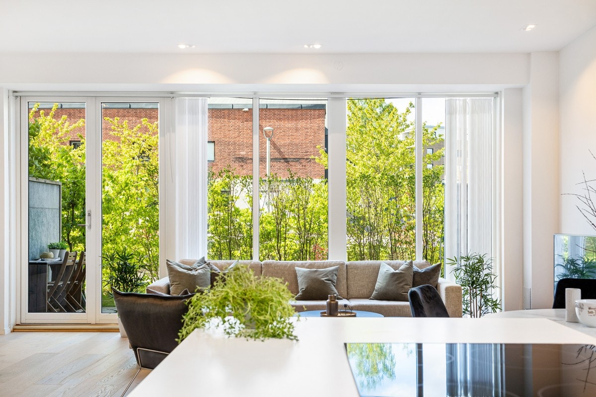 Utsyn mot hage fra kjøkken og stue. Galleribilde