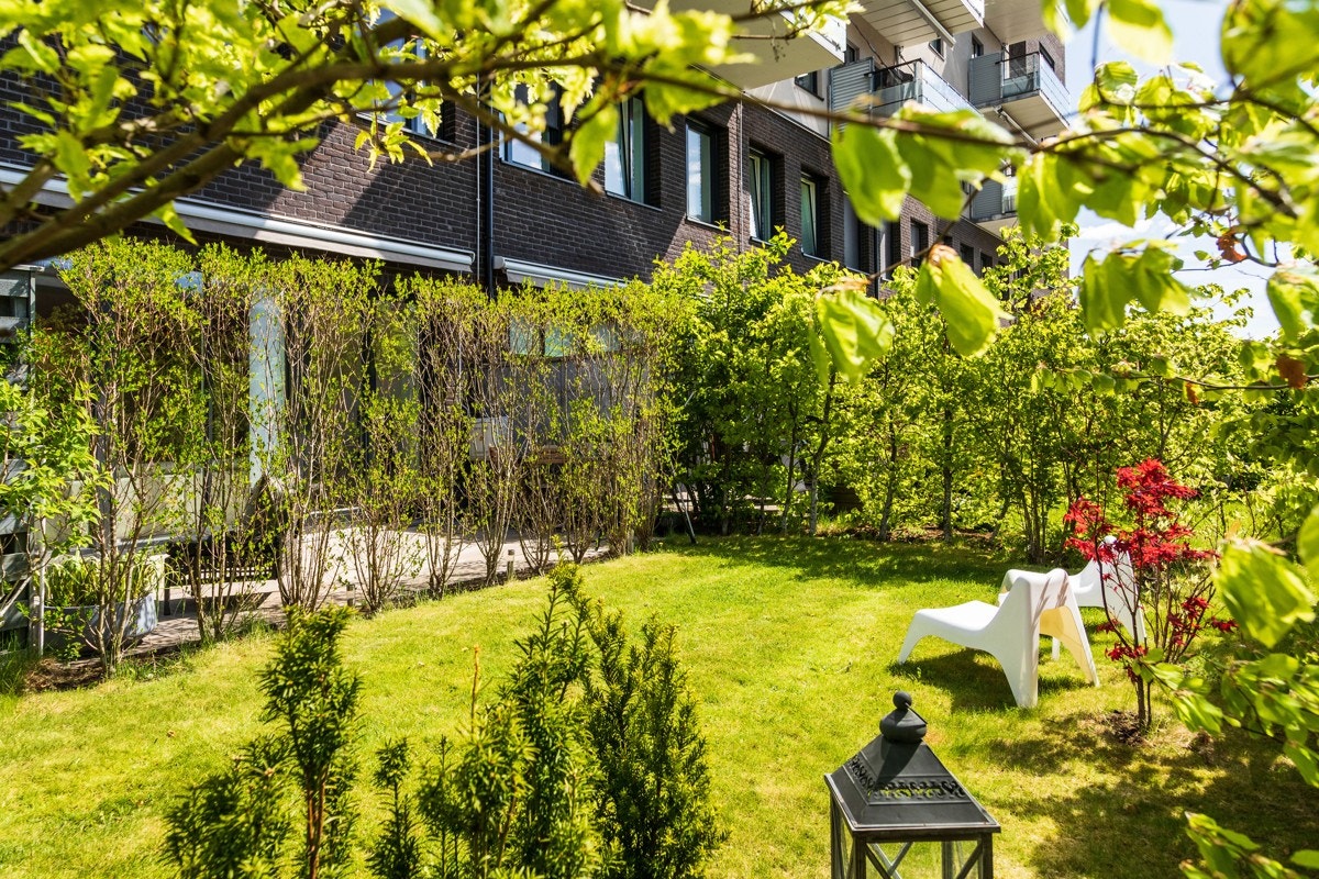 Nydelig townhouse-leilighet med frodig og skjermet hage rett utenfor døren. Her har man uteplasser og hyggelige soner. Galleribilde