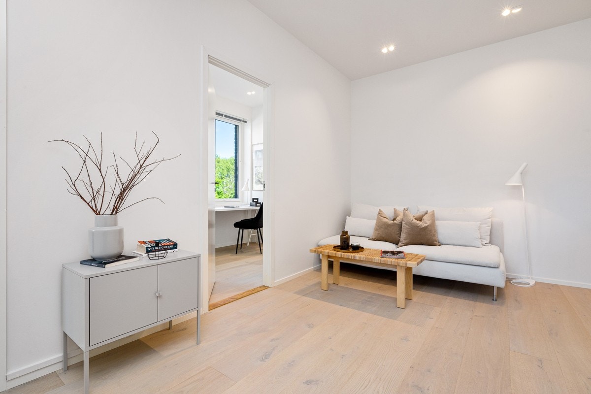 Overflatene er lyse og gulvene er enstavs eikeparkett. Galleribilde