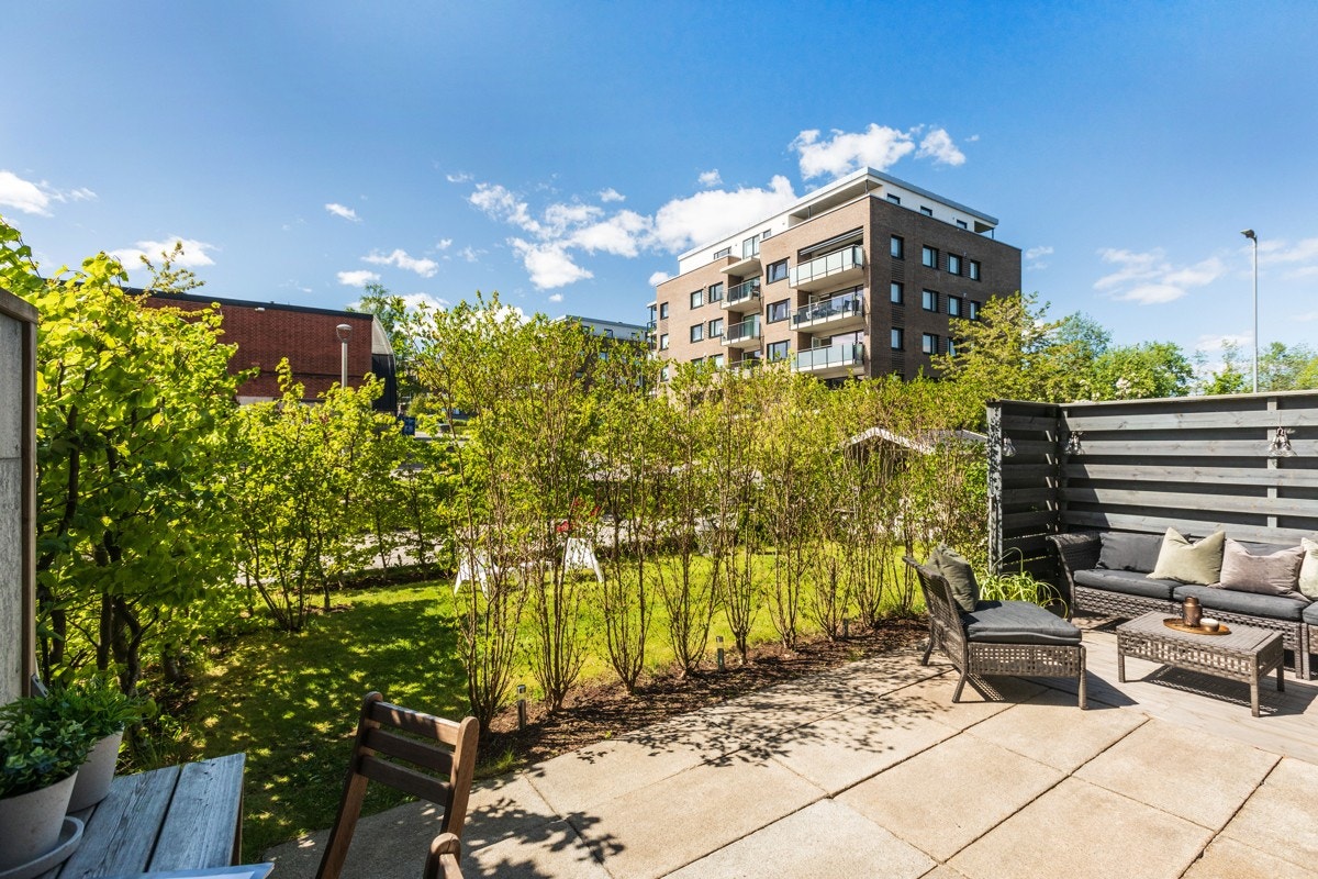 Det er videre adkomst til hage fra terrasse. Galleribilde