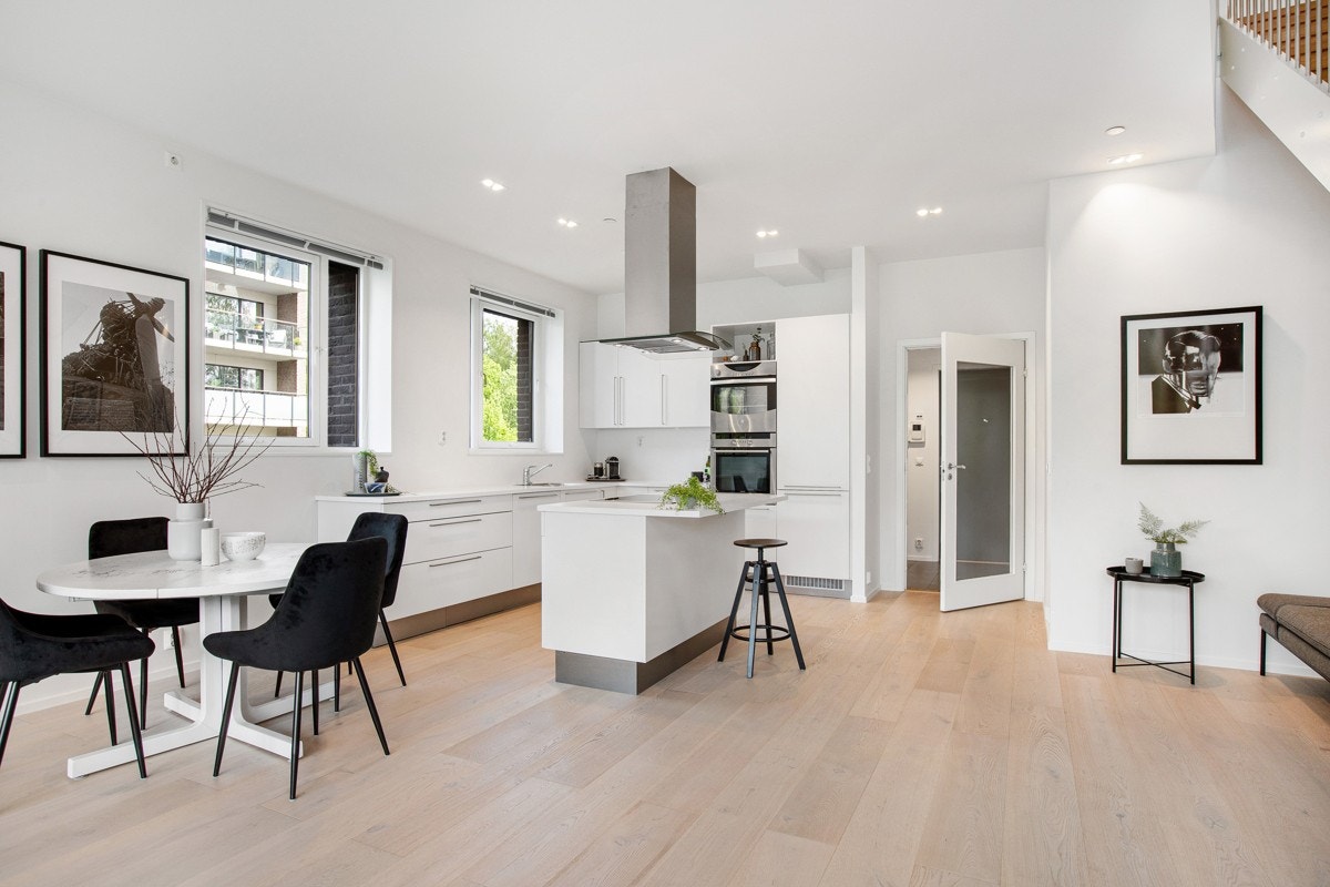 Kjøkkenet er i åpen løsning mot stuen i 1.etasje. Galleribilde