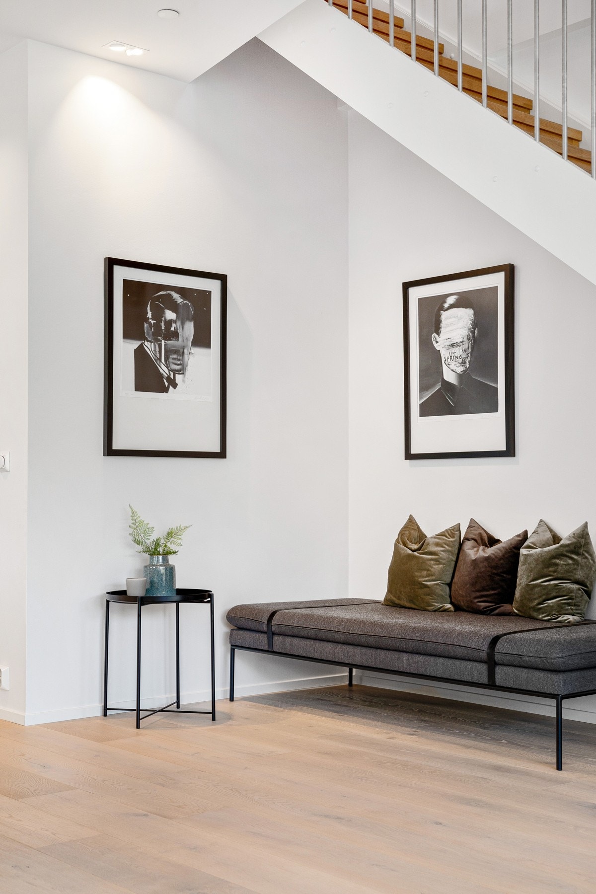 Det er flere soner i boligens 1.etasje. Her har man en hyggelig lesekrok ved trapp. Galleribilde