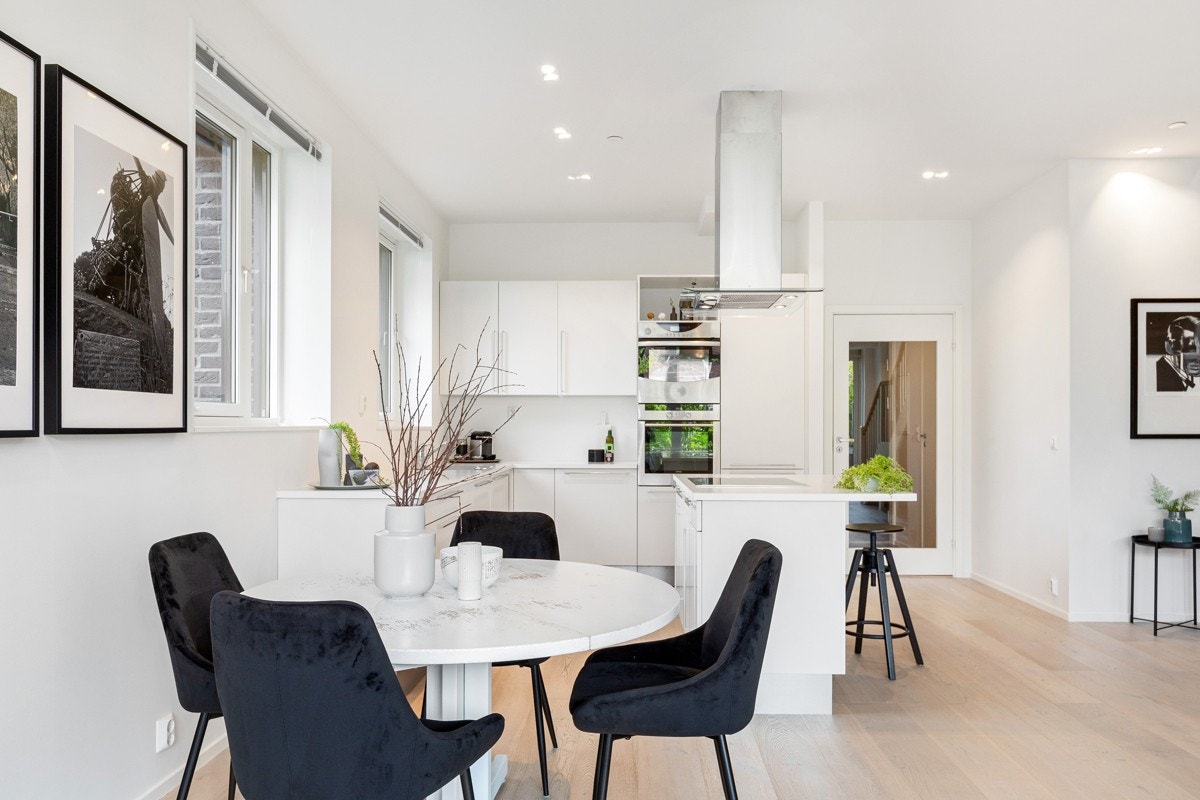 Det er god plass til spisebord med mange gjester rundt bordet på kjøkkenet. Galleribilde