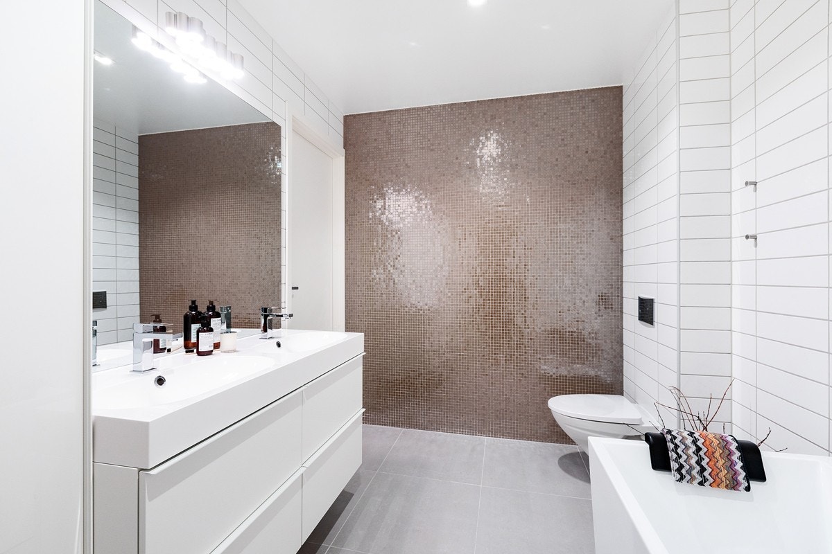 Det er et stort bad i 2.etasje. Galleribilde