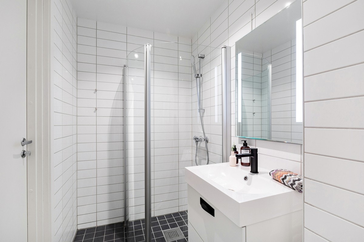 I 1.etasjen har man et romslig bad med god plass til dusjnisje, servant og klosett. Galleribilde