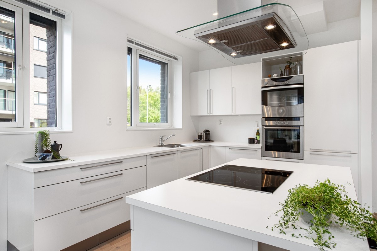 Innredningen er lys og moderne med mye benkeplass og skap. Galleribilde