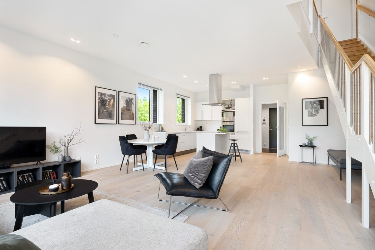 Stuen og kjøkkenet har en fin og naturlig åpen løsning. Galleribilde