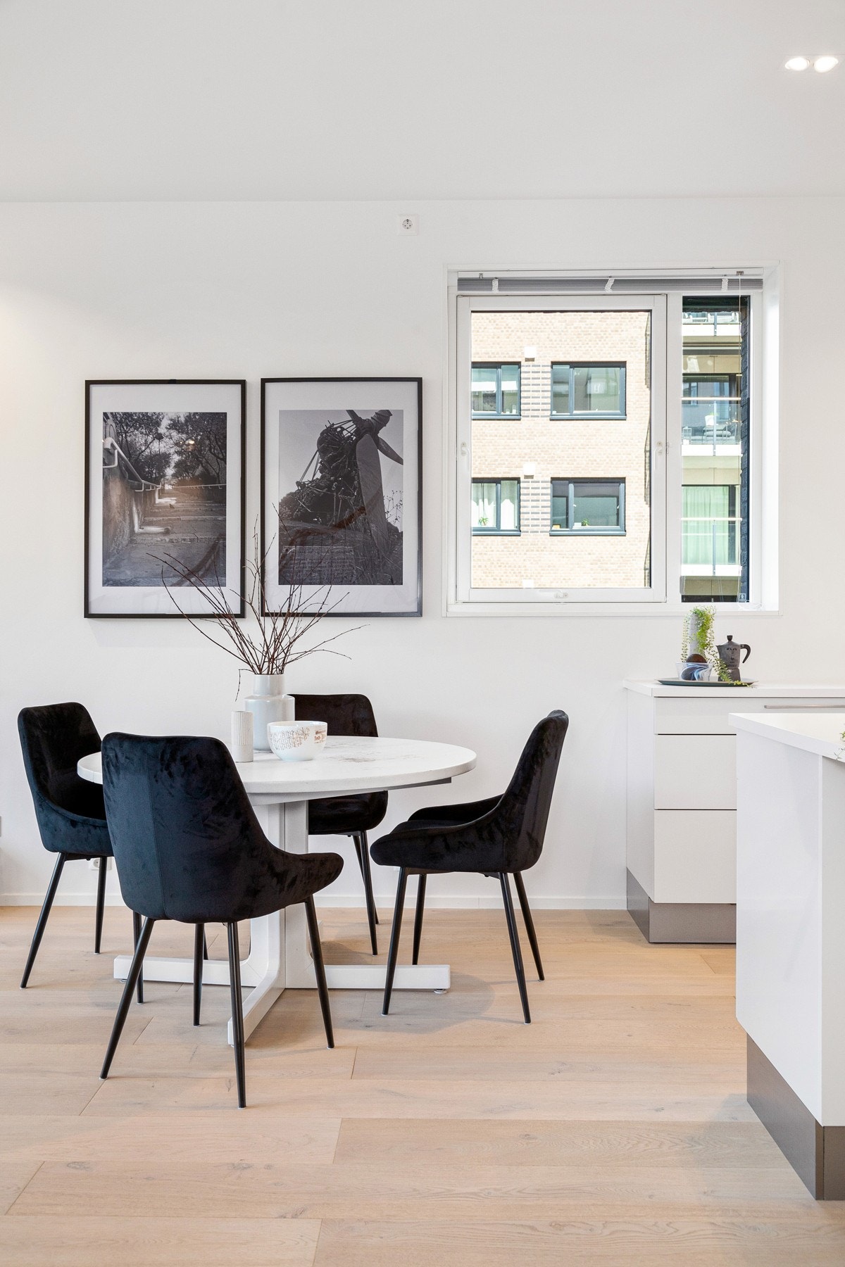 Leiligheten er på enden og har derfor flere vindusflater som slipper rikelig med lys inn. Galleribilde