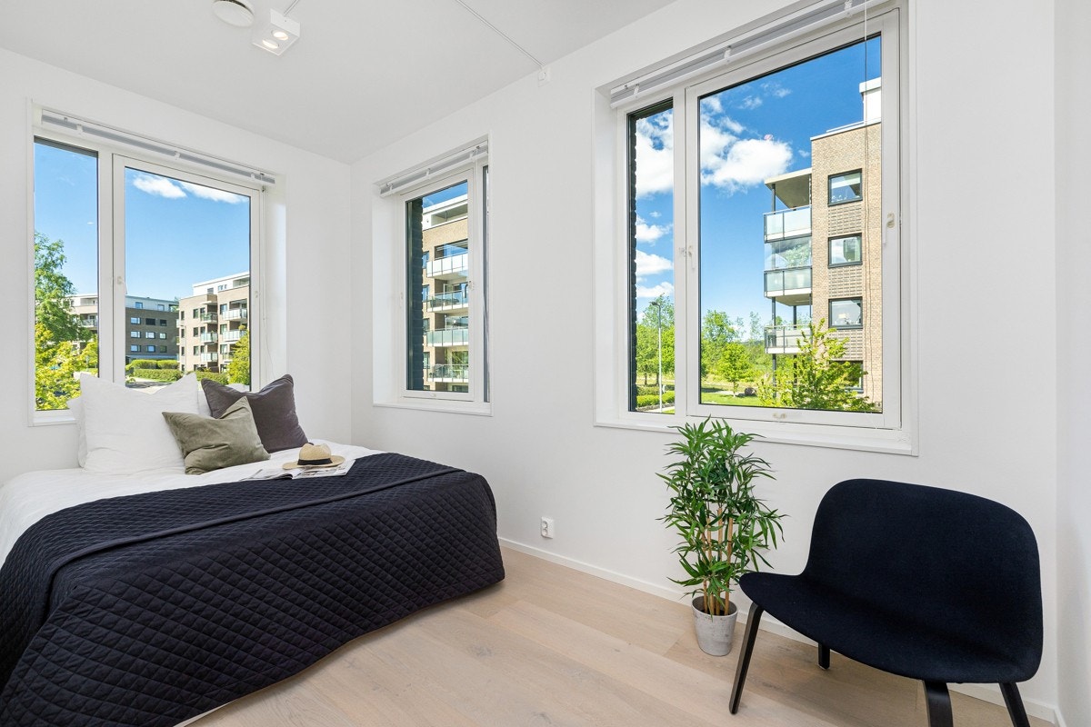 Det er 4 soverom totalt i 2.etasje. Soverom 2 har også god plass til dobbeltseng. Galleribilde