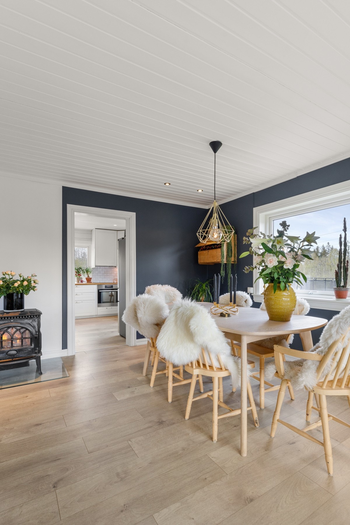 Det er gulvvarme i hele 1. etasje samt peisovn i både stue og på kjøkken. Galleribilde