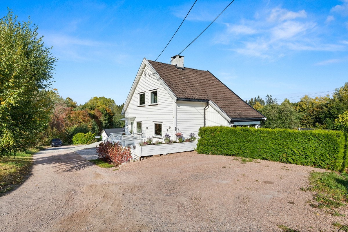 Det er god plass til parkering på stor gårdsplass. Galleribilde