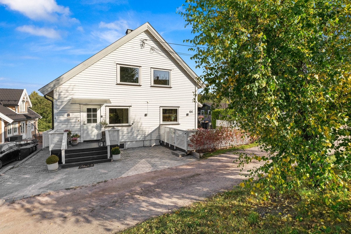 Boligen er påkostet og pusset opp i senere tid og fremstår som meget lys, pen, moderne og tidsriktig. Galleribilde