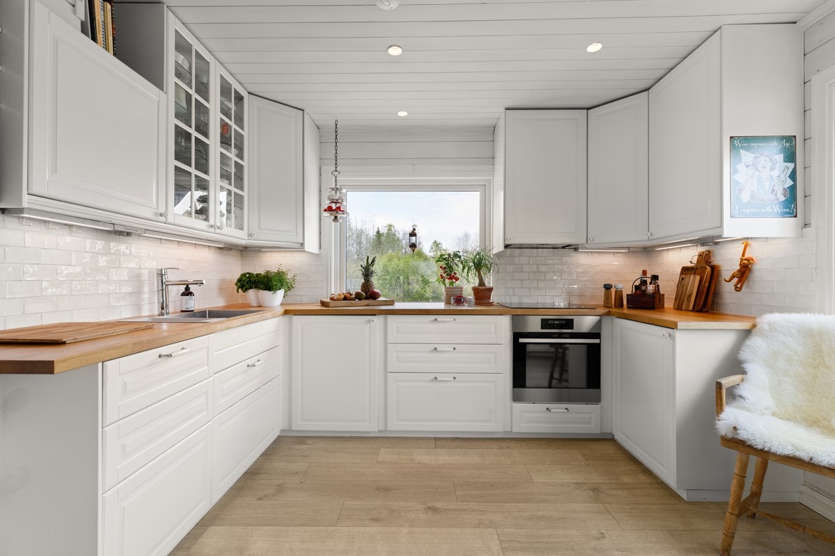 Boligen har et stilrent og pent kjøkken som var nytt i 2013. Galleribilde