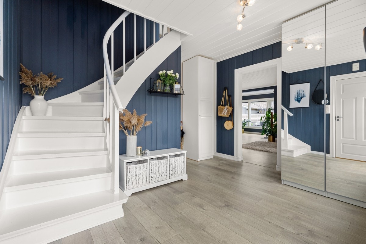 Store deler av boligen er pusset opp i senere tid. I gangen er det lagt gulvvarme, nytt gulv og alle overflater er pusset opp. Galleribilde