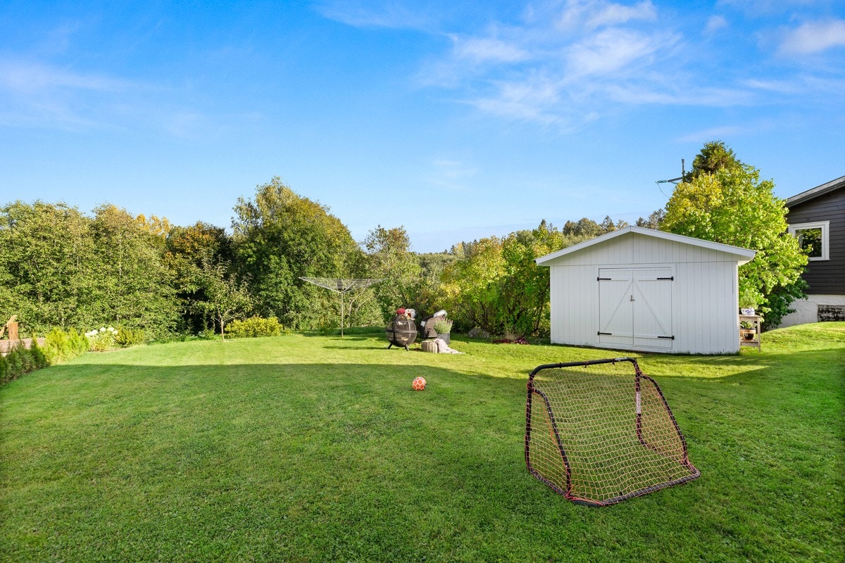 Hagen har godt av plass til både lek og moro for de minste, samt selskap og grillfester med venner og bekjente. Galleribilde