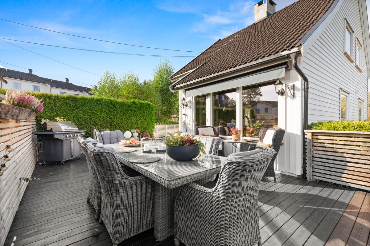 På terrassen er det montert en markise for effektiv solskjerming av stuen og for muligheten til å sette seg i skyggen. Galleribilde