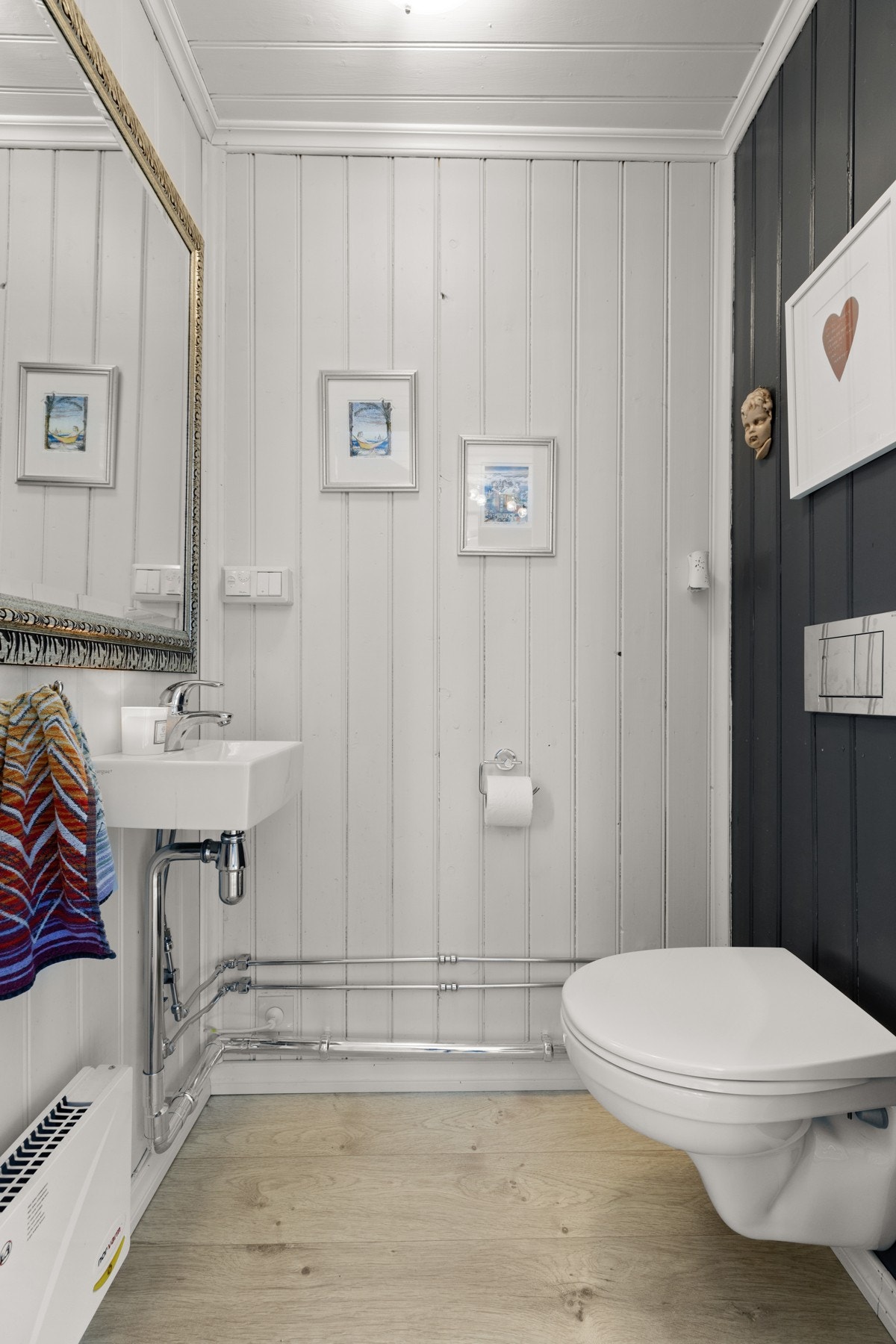Boligen har også et pent toalettrom, praktisk plassert i tilknytning til entréen i 1. etasje. Galleribilde