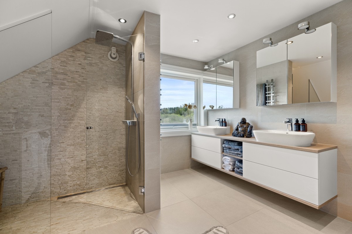 Boligen har et lekkert og delikat bad som ble pusset opp i 2017. Galleribilde