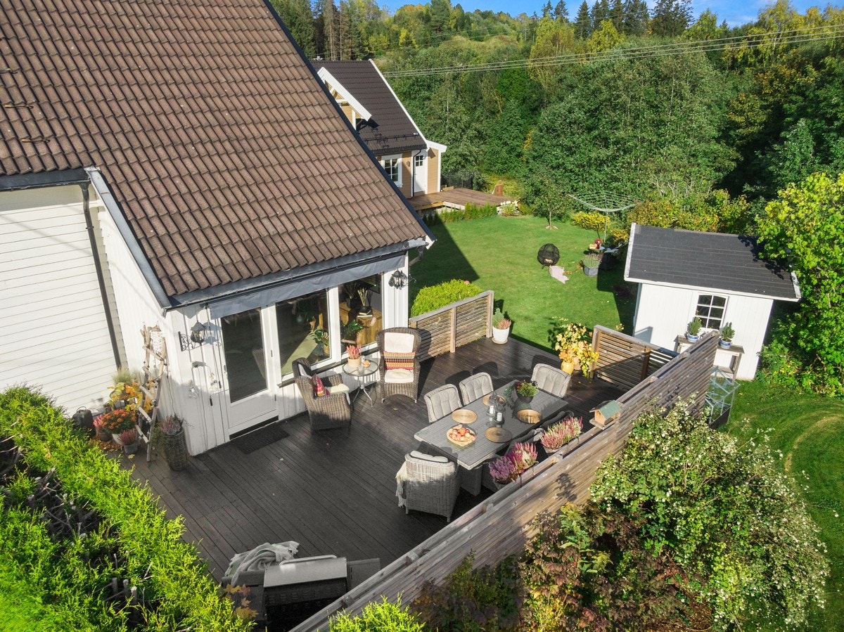 Fra stuen er det utgang til en flott, skjermet og stor terrasse. Galleribilde