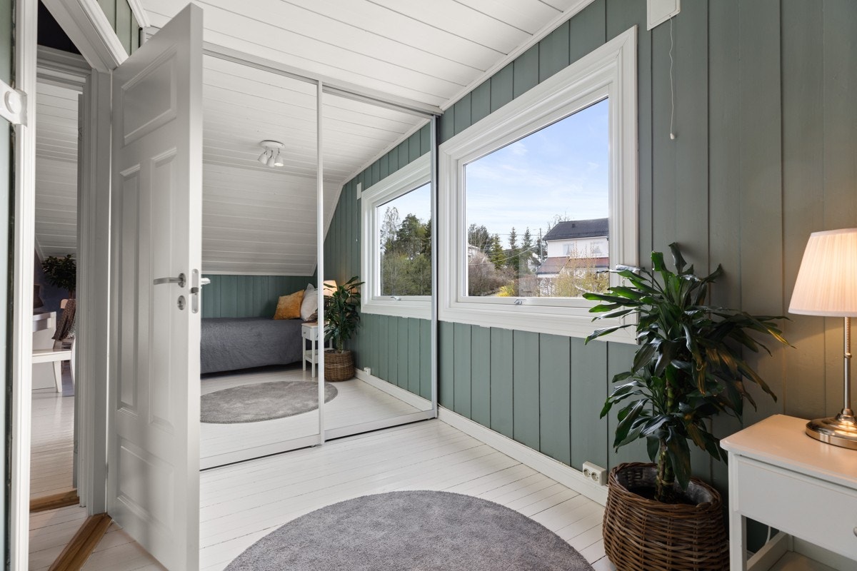 Ett av soverommene har et stort garderobeskap med skyvedører. Galleribilde