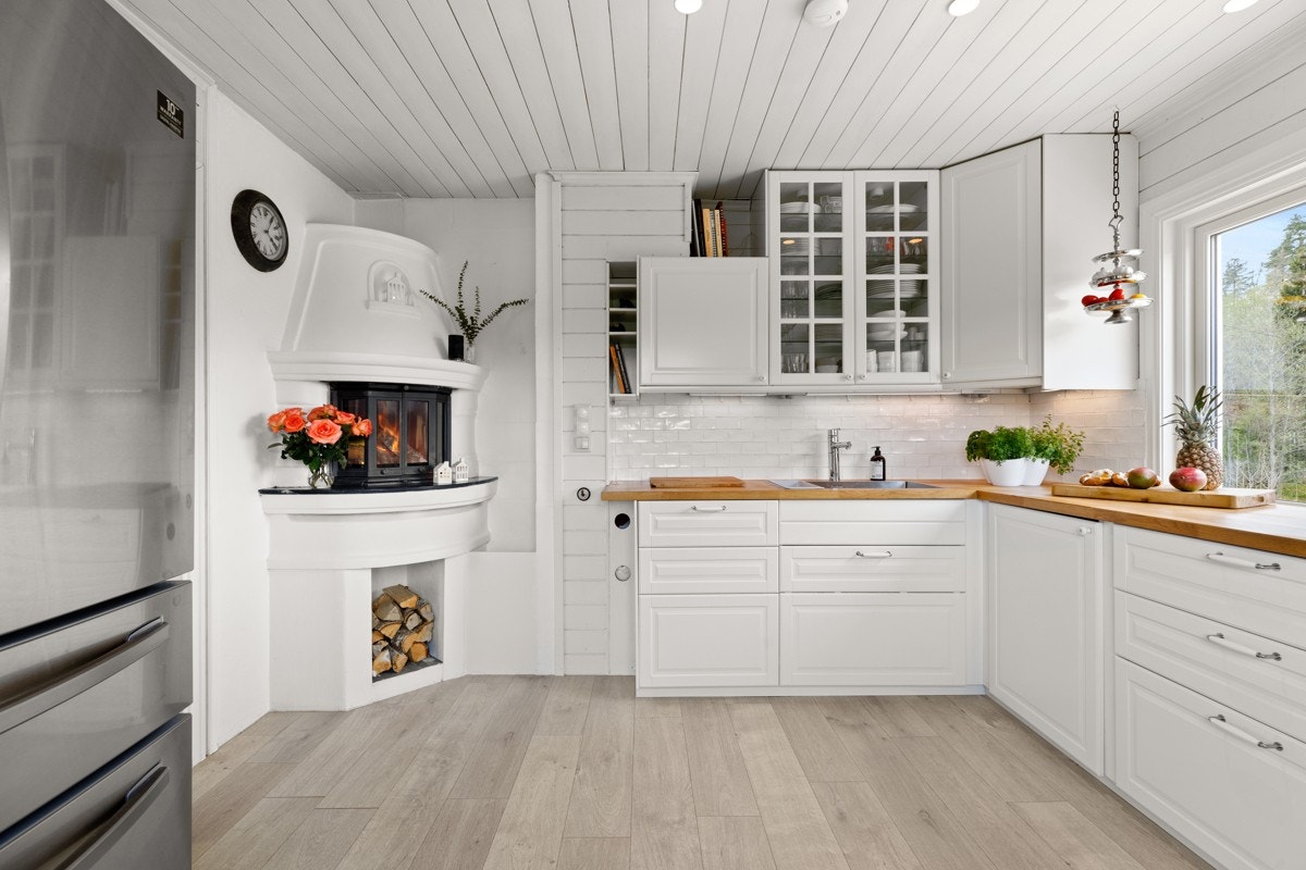 Kjøkkeninnredningen har en funksjonell og praktisk utforming som kan by på effektive arbeidsflater og rikelig med skap-, skuff- og benkeplass. Galleribilde